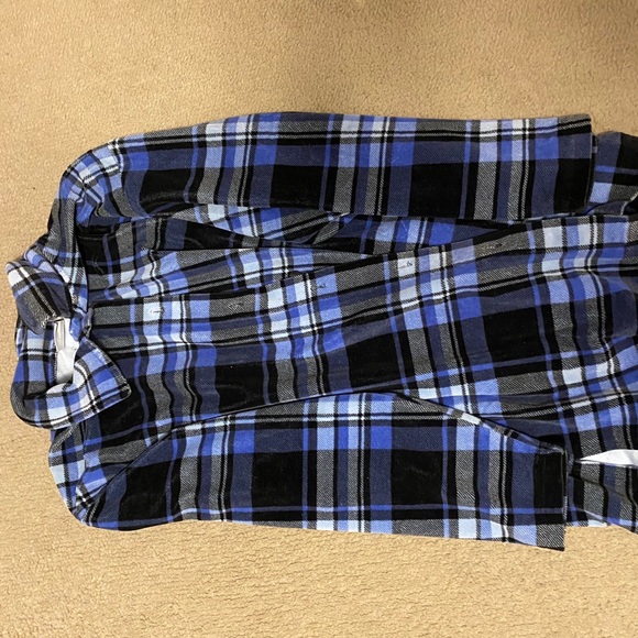 3 flannels - Picture 3 of 10